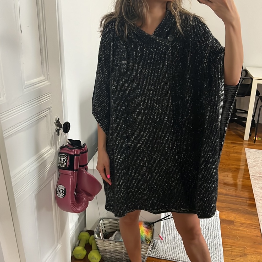 Aritzia Cashmere Sweater Cape, size XXS/XXS
